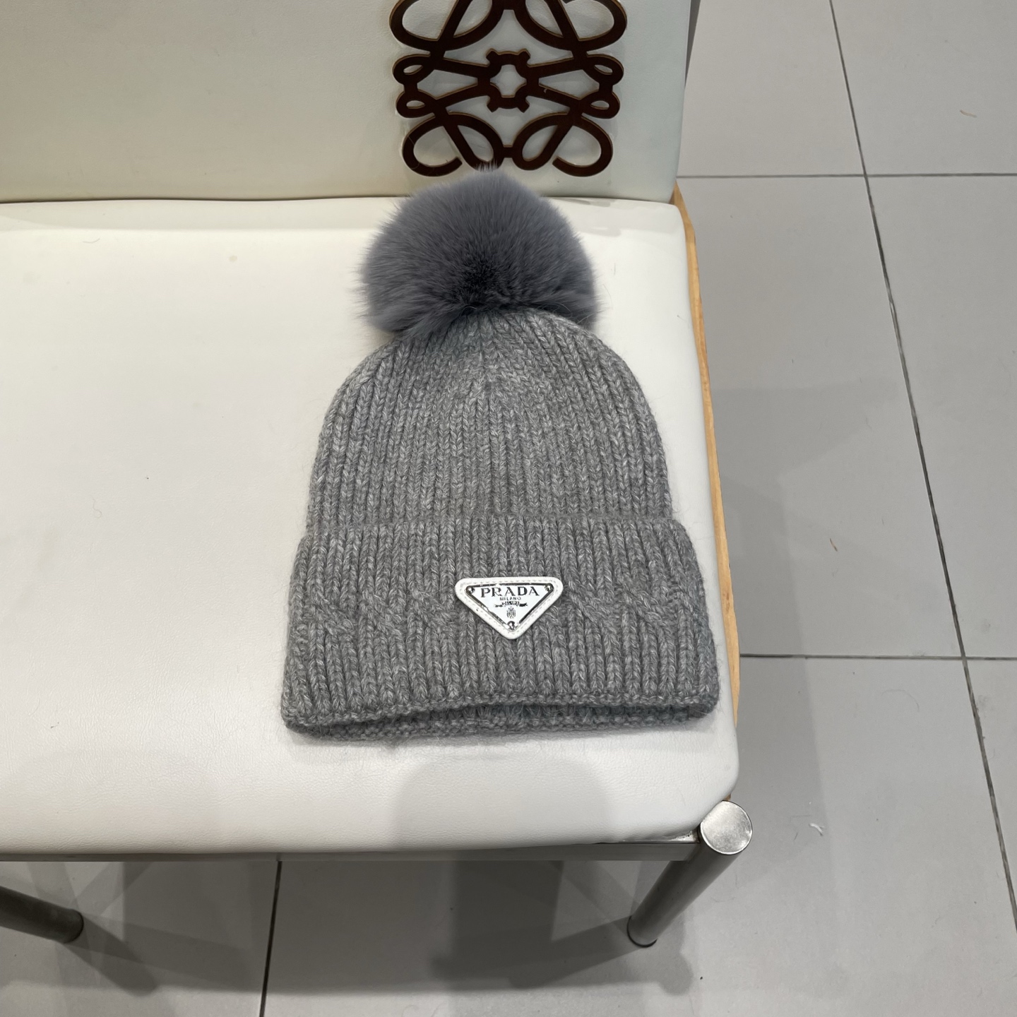 🧢普拉达💰RADA👒 秋冬新款配狐狸毛球专柜针织毛线帽，超火爆💖质感一流，出街超好搭配！减龄神器