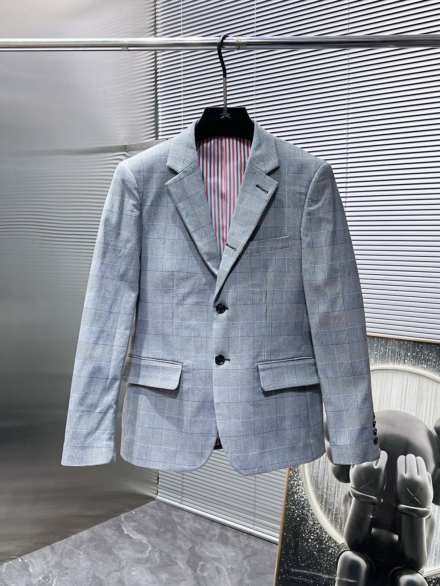 TB 2025SS Spring and Autumn new suit, high-end version! Customized fabrics for counters have high breathability and comfort, impeccable details, and brand element design concepts, reflecting high quality. Delicate and soft to the touch! Presenting casual tailoring, the upper body design is superb! Size range: 48-58
