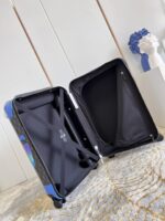 【独家实拍 黑花丝印拉杆箱】K608 全新 Horizon 拉杆箱以个性创意革新路易威登的传奇经典，为标志性 Monogram 帆布点缀旅行贴饰，追溯品牌传统行李箱的设计风尚。皮革边角保护和超大外置拉杆丰富智慧细节，打造优雅且实用的旅行伴侣。详细特征35.0 x 23×53cm（长×宽×高）
人工测量1-2cm误差 
【温馨提示❤此款无包装/不支持退换】 - Image 9