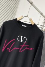H463 VA 🔥 Valentino -2025 explosive new model, the highest version of fashionable pullover hoodie, a classic that must be released every year. Highly favored and respected by major celebrities, we carefully select high-end European cotton blended fabrics, produce them with heavy craftsmanship, and design the original hardware accessories logo. They are soft, smooth, and have a dense texture! Fashionable and stylish upper body! One of the impeccable must-have styles for autumn! M-3XL - Image 4