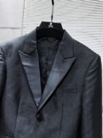 Louis Vuitton LV 2025ss Spring and Autumn new suit, high-end version! Customized fabrics for counters have high breathability and comfort, impeccable details, and brand element design concepts, reflecting high quality. Delicate and soft to the touch! Presenting casual tailoring, the upper body design is superb! Size range: 48-58 - Image 4