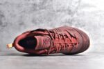 HOKA ONE ONE Tor Uitra Low 托亚潮流户外越野登山功能鞋 鞋款利用机能、户外、复古元素将都市型格与户外机能无缝结合 既能自由穿梭于城市的钢筋水泥之间 也能轻松演绎山系潮流搭配 全粒面皮革结合模压鞋口 提升持久耐穿度 直至鞋头的鞋带设计 舒适灵活的调节 搭配鞋头处HOKA ONE ONE飞翼纹饰 营造了个性十足的张扬气场 Tor Ultra 配备 Vibram® 鞋底与 EVA 和RMAT® 中底 给穿著者最佳的抓地力及舒适性 另外中底的金属摇杆可稳定脚部行程 当走过崎岖山路时依然让脚部得到平稳的感觉 而整对鞋以皮革和耐用尼龙布材打造 与坚固的鞋底相结合，可以牢固地支撑脚部和脚踝 另外外层搭载的Event技术 保持鞋履防水以及鞋内透气作用 SIZE：36 36.5 37.5 38 38.5 39 40 40.5 41 42 42.5 43 44 44.5 45 - Image 4