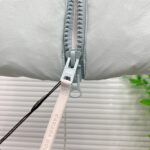 💰 加拿大鹅 Canada Goose 秋冬新款羽绒马甲 
搭配毛衣 卫衣 保暖同时毫无束缚感
采用国标95白鸭绒
轻薄飘逸 给你全方位的温暖！
上身颜值更有水准的洋气
让温暖和风度同行
中心线多重车线呈严整对称 谨守温馨守候 
胸前logo点缀着整件马甲！ 
独特之味道深入骨髓.减龄又十足保暖 既视感简单大气 男女同款 码数：XS-2XL - Image 5