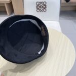 Lv路易威登秋冬款时尚个性保暖鹿茸皮显瘦平顶帽子女网红皮带磨毛鸭舌帽减龄 - Image 8