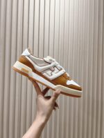 男码加10  Fendi芬迪板鞋首款大头运动鞋~~fendi match篮球运动鞋，最新元素注入加FF复古的设计，超经典百搭系列……
鞋面采用牛皮和牛猄拼接组合，侧面凸起的双F logo，内里采用毛巾布里，TPU发泡组合双色大底不一般的舒适！情侣款35-44
