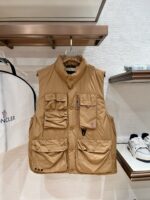 特级羽绒⬆️Moncler Grenoble Tongass羽绒户外马甲.高端黑标系列.原厂替换面料.特级鹅颈绒填充.

🎁出厂标配全套柜台礼盒包装.升级原版磁吸礼盒.

Tongass羽绒马甲提供保护而不显厚重，专为温和天气时进行户外活动而设计。

Tongass羽绒马甲是轻盈性能外套的研究成果。功能性面料紧致耐久，同时不增加额外的重量。配有宽大的实用口袋和登山扣，可减少您的随身行李数量。
详情
•专为户外活动设计
•采用紧致面料制成
•聚酯纤维衬里
•填充羽绒
•按扣开合
•实用口袋设有按扣、拉链和魔术贴开合
•抽绳下摆
•正面登山扣
•反光细节
Size：1-5 奶白/浅棕色/黑色 
D00780
