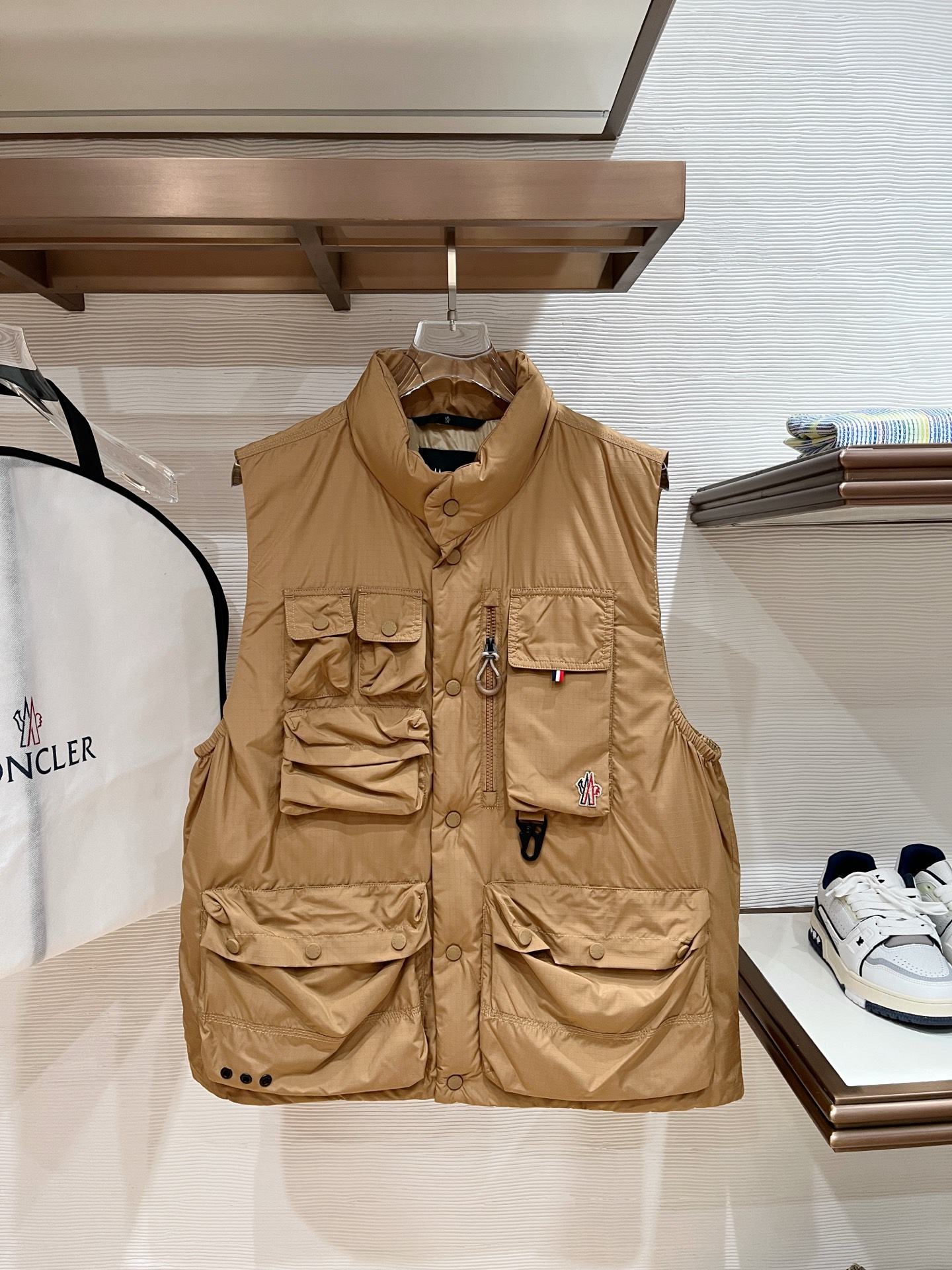 特级羽绒⬆️Moncler Grenoble Tongass羽绒户外马甲.高端黑标系列.原厂替换面料.特级鹅颈绒填充.

🎁出厂标配全套柜台礼盒包装.升级原版磁吸礼盒.

Tongass羽绒马甲提供保护而不显厚重，专为温和天气时进行户外活动而设计。

Tongass羽绒马甲是轻盈性能外套的研究成果。功能性面料紧致耐久，同时不增加额外的重量。配有宽大的实用口袋和登山扣，可减少您的随身行李数量。
详情
•专为户外活动设计
•采用紧致面料制成
•聚酯纤维衬里
•填充羽绒
•按扣开合
•实用口袋设有按扣、拉链和魔术贴开合
•抽绳下摆
•正面登山扣
•反光细节
Size：1-5 奶白/浅棕色/黑色 
D00780