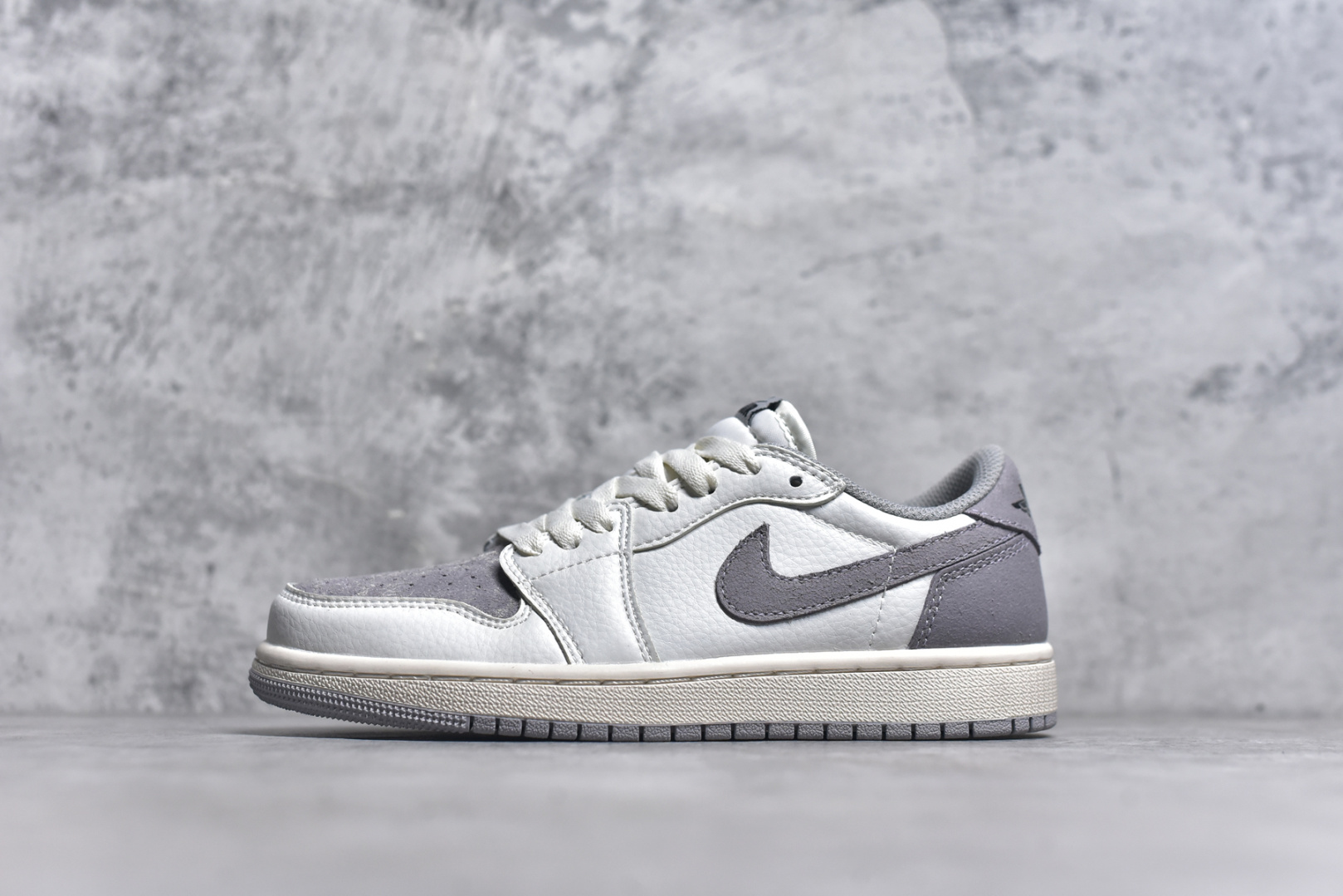 ▪🐼权威实拍💯#A
新货🚀#Air Jordan 1 低帮 复古篮球鞋
纯原大厂出品 极力推荐
定制鞋盒 大厂纯原品质出货 
超高清洁度 皮料切割干净无任何毛边 细节完美 
官方货号：553558 066
编码：23
码数：36-46