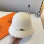 💰白色

HEREMS爱马仕2025秋冬新款羊毛盆帽，百分百羊毛🦙皮带扣礼帽，时尚女神必备，头围57cm 卡其 黑色头围57cm - Image 4