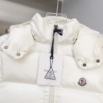 2025 Autumn/Winter New Collection 🆕 Top purchasing version of down jacket 𝐌𝐨𝐧𝐜𝐥𝐞𝐫 Mound Maya classic hooded vesttop-tierTruly exclusive style ‼️ Interior Artifacts for Autumn and Winter ❗ Good products from delayed channels, basic style, can be worn alone or paired with layering, which will give a more layered feel!one ⃣ Gray nylon lining, filled with full velvet, international standard 90% white duck down+10% feathers! High fluffiness and excellent insulation performance 👍two ⃣ Outer layer material, customer supplied m home nylon fabric material! Windproof and snow proof, with first-class feel and high density! Wearing it is not only breathable and comfortable, but also has good anti low temperature, anti-static and wrinkle effects!three ⃣ The most classic and recognizable new stand up collar design, with a detachable hat and brand logo embellishment, gives the upper body a very high street stylefour ⃣ Zipper and hardware combination make it look more advanced! Electroplated hardware, double-sided zipper placket can adjust clothing pattern, while also locking in temperature more effectively! - Image 4
