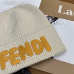 Fendi FENDI Knitted Hat 😘 😱 Simple and elegant 👍  The tight knitting method is very thick, soft and comfortable 🙈 Warm and stylish ❤️ can't bear to put it down 👍 Dear, hurry up and get it 👍😘 Same gender design! - Image 5