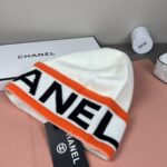 💰Chanel官网品质香奈儿秋冬网红时尚博主推荐款针织帽，藏着不动声色的高级感，每一处线条都透着利落大方，简约而不简单，大方且不失格调，处处细节都彰显着高端品味，时尚感在克制中愈发耐人寻味。 - Image 4