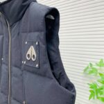 💰加拿大剪刀25SS  金属LOGO铆钉羽绒服马甲
顶级版本超高克重平均充绒量280G 超厚！顶级蓬松！ 顶级品质！100%还原全网最顶级充绒量超厚超保暖，区分市面杂货。
店主北方人亲自操刀 大大解决了南方出品不懂北方冬天的痛点 完全不吝啬 必须是塞满 塞的鼓鼓囊囊 和ZP一模一样的厚重 冬天鹅毛大雪站在雪地里我保证你没有感觉 裹棉被都不一定有它保暖 ！总结下来就是一句话：“除了我家你找不到比这更厚更保暖的羽绒马甲”
— 大码充绒量350克以上 三层里布防护不钻绒
— 原版购入开发 官网在售10000+
— 大身面料采用ZP打版， 防水耐脏 
— 验布后使用KP-LS全自动机械特种梭织拉布机制作
—正品YKK定制拉链 金属剪刀，金属铆钉加固 
— 三标辅料 齐全 吊牌 剪刀logo原版定制
— 整件衣服非常繁琐 廓形剪裁 原版尺码
— 绝对的1:1高版本 码数：S-XXL - Image 4