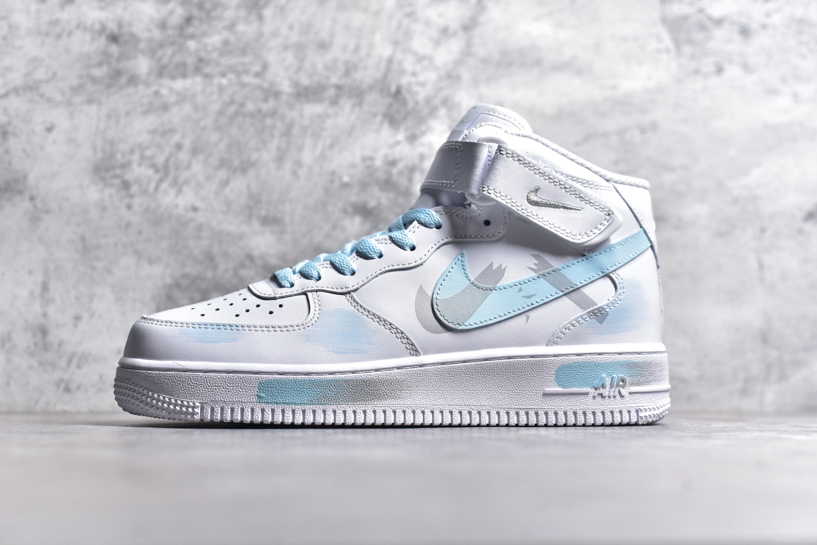 ▪️🐼11.11狂欢💯#SJ36860
新货🚀#NK Air Force 1'07 Mid 天蓝色 手绘断裂 三勾阴影 空军一号绑带中帮休闲板鞋 CW2289-111
#定制皮料 原厂3D打印 定制鞋盒 原楦原纸板 纯正空军版型 内置全掌气垫
尺码：36 36.5 37.5 38 38.5 39 40 40.5 41 42 42.5 43 44 44.5 45