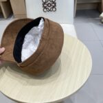 Lv路易威登秋冬款时尚个性保暖鹿茸皮显瘦平顶帽子女网红皮带磨毛鸭舌帽减龄 - Image 9