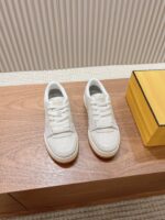 男码加10  Fendi芬迪板鞋首款大头运动鞋~~fendi match篮球运动鞋，最新元素注入加FF复古的设计，超经典百搭系列……
鞋面采用牛皮和牛猄拼接组合，侧面凸起的双F logo，内里采用毛巾布里，TPU发泡组合双色大底不一般的舒适！情侣款35-44 - Image 3