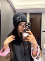 香奈儿官网品质香奈儿秋冬网红时尚博主推荐款针织帽，藏着不动声色的高级感，每一处线条都透着利落大方，简约而不简单，大方且不失格调，处处细节都彰显着高端品味，时尚感在克制中愈发耐人寻味。