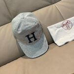 配盒子布袋，HERMÈS (爱马仕)原单棒球帽，经典H，正品开模订制，原版透气帆布面料+头层牛皮，原厂精钢调节扣，做工细致，时尚帅气质量超赞！ - Image 2