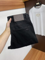 [Dior Jeans | Classic Denim, Embossed with Luxury DNA] When streetwear meets haute couture, a pair of jeans can become a badge of status.
Deconstructing the language of denim with centuries-old craftsmanship, Dior infuses every inch of fabric with a modern attitude and luxurious details, making everyday wear a silent declaration of taste.
✨ A pair of jeans is an attitude, and a legacy.
It's not just a wardrobe essential, but also an interpretation of the brand's spirit—
"From suitcases to jeans, we have always defined the boundaries of luxury with the ultimate craftsmanship."
Sizes: 28-42
