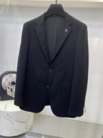 LV2025 autumn new men's casual wool suit jacket, made of high-end custom high-density suit fabric, with finished garments treated with silk gloss, super soft and comfortable, with an excellent texture. Fashionable and stylish upper body, meticulously crafted. The visual effect is super strong. Original tailoring at the counter, all original hardware accessories, and a unique trendy item in the wardrobe. Size: M-3XL 178 140kg L slim fit, maximum weight for wearing 190kg - Image 4