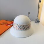 💰白色

爱马仕新款盆帽，百分百羊毛面料🦙%，头围57cm