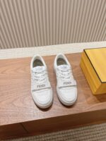 男码加10  Fendi芬迪板鞋首款大头运动鞋~~fendi match篮球运动鞋，最新元素注入加FF复古的设计，超经典百搭系列……
鞋面采用牛皮和牛猄拼接组合，侧面凸起的双F logo，内里采用毛巾布里，TPU发泡组合双色大底不一般的舒适！情侣款35-44 - Image 3