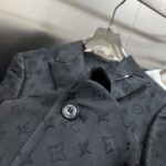 Louis Vuitton LV 2025ss Spring and Autumn new suit, high-end version! Customized fabrics for counters have high breathability and comfort, impeccable details, and brand element design concepts, reflecting high quality. Delicate and soft to the touch! Presenting casual tailoring, the upper body design is superb! Sizes: 48-56 can be paired with a set - Image 6
