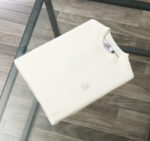 Hermes 2025 Autumn/Winter New Sweater, the pinnacle of simplicity and the ultimate answer to hidden luxury. The classic round neck adds a touch of leisure and restraint, while the wool blend is skin friendly and soft. The sleeve design highlights a sense of fashion without showing off, and the poetry of color and pattern creates an effortless sense of luxury. It embodies the ultimate comfort and elegance of the brand tone. It is not just a sweater, it is a Hermes sweater. When you don't know what to wear, a Hermes sweater is always right.Counter size: M~3XLRecommended codes for height and weight that can be reported