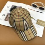 🧢 Burberry's new original baseball cap is a hot selling item at the counter. It features a pure cotton lining, perfect fit, original quality, exclusive physical shooting, and is suitable for both men and women - Image 8