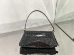 鳄鱼纹皮
XX翻盖腋下包
Balenciaga这只XX Bag是Balenciaga美包家族最新成员，它的名字以代表亲密的缩写“XX”来命名，简直是情人节必入手的应景包包💖非常流畅的线条和皮革与金属logo的搭配外，XX Bag可随意调节的包带也是让我一眼爱上并入手的原因。将两条背带拼接变成斜挎背包；把背带缩到最短拎在手里，又是俏皮精致都市复古调调；单根背带的最长档位恰好能让XX Bag变身时髦火热的腋下包。型号695645XX尺寸:27x15.5x4.8配原厂盒 - Image 3