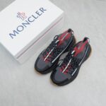 Moncler男士 Monte Runner 防水针织运动鞋
  该系列运动鞋延续了品牌的山地基因，透气防水，耐磨实穿，设计橡胶复合鞋底 适用于任何地形，具有耐久性和出色抓地力，增强缓冲和回弹力 搭配TPU尾翼，
  无论是都市漫游还是各类山地户外运动，都能轻松驾驭，潮酷个性叉充满科技感的外观，喜Gorpcore户外机能风的千万不能错过户外跑步都市漫步设计
Size:38-45 - Image 3