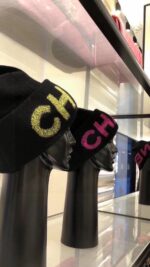 💰Chanel官网品质香奈儿秋冬网红时尚博主推荐款针织帽，藏着不动声色的高级感，每一处线条都透着利落大方，简约而不简单，大方且不失格调，处处细节都彰显着高端品味，时尚感在克制中愈发耐人寻味。 - Image 9