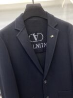 华伦天奴2025秋季新品男士休闲羊毛西装西服外套，高级定制高密西装面料，成衣经过丝光处理，超级柔软舒适，质感超赞。上身时尚有型，做工精雕细琢。视觉效果超强。专柜原版剪裁，全原版五金辅料，衣橱里绝无仅有的潮爆佳品。 尺码：M-3XL 178 140斤L修身 最大穿190斤 - Image 6