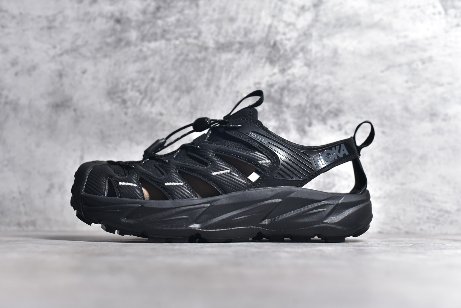 HOKA One One Hopara Sandals 霍帕拉系列水路两用溯溪涉水休闲户外露营凉鞋 作为先锋品牌的 HOKA ONE ONE总是以独特的方式 HOPA RA是一款溯溪鞋 又名排水鞋 可长期用于涉水和溯溪 保护脚底和脚趾的安全和舒适 鞋面材料速干 透气 耐磨 鞋底防滑 耐磨 抓地能力强 出于安全考虑 设计要求较高 涉水溯溪过程中 水 泥沙 可以直接从鞋内大孔排出 细纹鞋底使在岩石上抓地能力强 避免打滑 而上路后 鞋面具有快干透气等优点 尺码：36 36.5 37.5 38 39 40 40.5 41 42 42.5 43 44 45