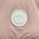 💰 加拿大鹅 Canada Goose 秋冬新款羽绒马甲 
搭配毛衣 卫衣 保暖同时毫无束缚感
采用国标95白鸭绒
轻薄飘逸 给你全方位的温暖！
上身颜值更有水准的洋气
让温暖和风度同行
中心线多重车线呈严整对称 谨守温馨守候 
胸前logo点缀着整件马甲！ 
独特之味道深入骨髓.减龄又十足保暖 既视感简单大气 男女同款 码数：XS-2XL - Image 4