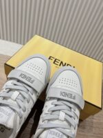 男码加10  Fendi芬迪板鞋首款大头运动鞋~~fendi match篮球运动鞋，最新元素注入加FF复古的设计，超经典百搭系列……
鞋面采用牛皮和牛猄拼接组合，侧面凸起的双F logo，内里采用毛巾布里，TPU发泡组合双色大底不一般的舒适！情侣款35-44 - Image 6