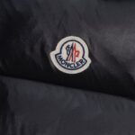2025 Autumn/Winter New Collection 🆕 Top purchasing version of down jacket 𝐌𝐨𝐧𝐜𝐥𝐞𝐫 Mound Maya classic hooded vesttop-tierTruly exclusive style ‼️ Interior Artifacts for Autumn and Winter ❗ Good products from delayed channels, basic style, can be worn alone or paired with layering, which will give a more layered feel!one ⃣ Gray nylon lining, filled with full velvet, international standard 90% white duck down+10% feathers! High fluffiness and excellent insulation performance 👍two ⃣ Outer layer material, customer supplied m home nylon fabric material! Windproof and snow proof, with first-class feel and high density! Wearing it is not only breathable and comfortable, but also has good anti low temperature, anti-static and wrinkle effects!three ⃣ The most classic and recognizable new stand up collar design, with a detachable hat and brand logo embellishment, gives the upper body a very high street stylefour ⃣ Zipper and hardware combination make it look more advanced! Electroplated hardware, double-sided zipper placket can adjust clothing pattern, while also locking in temperature more effectively! - Image 5