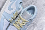 ▪🐼权威实拍💯#A
新货🚀#Air Jordan AJ1 Low 低帮白浅蓝 HJ5999-400 全新流水线出品 DT版本唯一平替选择 市场第二梯队最强版 全部原鞋开发 原楦原纸板开发 全鞋电脑针车 原厂内置全掌气垫 原盒内在原标 唯一Zp原版鞋带绑法 免检产品 全新2022版型 全头层皮料 完美零毛边处理 原厂配置全掌气垫 价格定位良心 几十个配色陆续出货 SIZE：36 36.5 37.5 38 38.5 39 40 40.5 41 42 42.5 43 44 44.5 45 46 - Image 9
