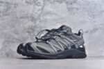 ▪panan权威实拍💯#A
新货🚀#SALOMON XA Pro 3D 灰黑色 475875
萨洛蒙潮流越野机能户外功能鞋 

纯原外贸平台特供订单 耗时半年巨作 全套原纸板楦头开发 原厂特供网布配套加持 确保原汁原味 完美呈现版型 原档数据独家私模五层组合大底 男女鞋同步官方开发 原装Ortholite轻量化鞋垫 中底布带钢印编号 原厂TPU锁扣 进口港宝加持 后跟自然饱满 还原公司包裹性 鞋面采用SENSIFT贴合技术 全方位贴合包裹脚型 鞋跟部鞋底牵引设计 提供强大的抓地性能 更适应野外崎岖不平的道路 其3D ADVANCED CHASSIS底盘 材料轻量大化 钉齿设计更具稳定性 防护性 鞋底易磨损区运用CONTAGRIP高耐磨材料 应对城市硬质路面长距离跑考验 
尺码：36-46 - Image 2