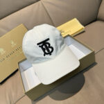 Comes with box and bag, Burberry counter popular original baseball cap, 1:1 mold customization, 3D embroidery, exquisite and flawless! 100% pure cotton fabric, meticulous workmanship, original factory quality, exclusive physical photography.