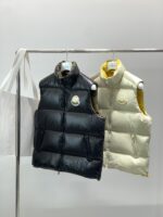 Moncler 蒙口，2025冬季最新品，专柜同步有售，原单狠货，时尚休闲羽绒马甲，上身舒适！吸睛而有亮点，采用进口原版面料，顶级刺绣🪡工艺字母图案logo，原版五金辅料装饰，简单而不失时尚，上身时尚帅气，2️⃣色推荐，码数：1-5


1	2	3	4	5	
衣长	62	64	66	68	70	
肩宽	43	44	45	46	47	
胸围	110	114	118	122	126	
下摆	108	112	116	120	124	
门襟拉链	63	65	66.5	68.5	70	
面袋拉链	16	16	16	16	16	
里袋拉链	16	16	16	16	16 - Image 8