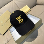 Comes with a box bag, Burberry's new original baseball cap, 1:1 custom mold, and a brand new three-dimensional warhorse embroidery, exquisite and flawless! Original canvas fabric+top layer cowhide, meticulous workmanship, original factory quality, exclusive physical photography. Black and white two-color shipping.