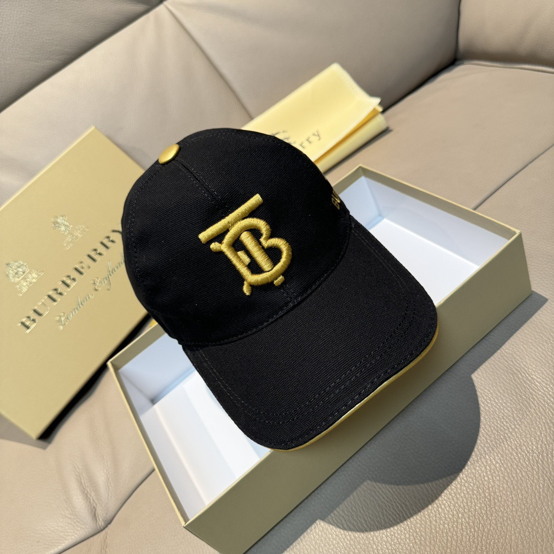 Comes with a box bag, Burberry's new original baseball cap, 1:1 custom mold, and a brand new three-dimensional warhorse embroidery, exquisite and flawless! Original canvas fabric+top layer cowhide, meticulous workmanship, original factory quality, exclusive physical photography. Black and white two-color shipping.