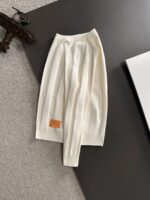LV 2025官网冬季最新毛衣，专柜同步在售爆款！特供羊毛混纺面料.手感舒适.可直接接触皮肤，logo徽章精致刺绣标志，极为抢眼！细节凸显大牌时尚魅力.精致做工.立体裁剪风格.穿着效果无敌帅气！三标齐全！码数：M-3XL - Image 7