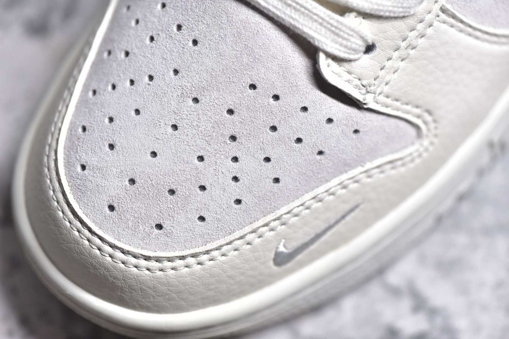 ▪️细节鉴定
NK SB Dunk Low Supreme x 斯图西三方联名-米黄银勾