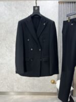 LV 2023 Autumn/Winter New Products 📸 Casual and fashionable original suit set, with the brand's classic logo mark 👍🏻 Super generous, with lining design emphasizing perfect lines, perfectly blending the low-key and melancholic temperament of England with the exquisite and noble French style. A sleek and ergonomic cut, with a tall and handsome upper body, comfortable and slim fit, showcasing a gentlemanly demeanor. Selected suit fabric, with a soft and delicate touch, good luster and elasticity. Paired with this suit set, it is a great choice for stylish men. The silhouette and waist cinching cut add more comfort to their attire, making them look slim yet handsome! A must-have for trendy men! Counter size: S-2XL - Image 2