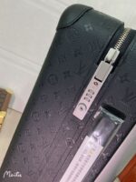 GF4343FB
Horizon 55 拉杆箱为 Taurillon 皮革压印标志性 Monogram 图案，演绎路的经典魅力。可锁止拉链、充裕内部空间和皮革加固边角尽显精湛匠艺，加宽拉杆和灵活双轮成就轻松旅程。

详细特征

(长度 x 高 x 宽)
* 复古 Monogram 帆布
* 网格内衬
* 牛皮饰边
* 金属件
* 大号外侧手柄
* 平整内层
* 皮革边角
* 拉链开合，配有锁扣
* 紧凑型双滑轮
* 可拆卸皮革名牌
* 机舱行李尺寸
* 容积：37 升
* 重量：3.5公斤—kg
* 手柄：双手柄
（16.0） - Image 5