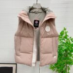 💰 加拿大鹅 Canada Goose 秋冬新款羽绒马甲 
搭配毛衣 卫衣 保暖同时毫无束缚感
采用国标95白鸭绒
轻薄飘逸 给你全方位的温暖！
上身颜值更有水准的洋气
让温暖和风度同行
中心线多重车线呈严整对称 谨守温馨守候 
胸前logo点缀着整件马甲！ 
独特之味道深入骨髓.减龄又十足保暖 既视感简单大气 男女同款 码数：XS-2XL - Image 8