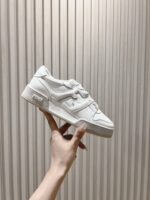 男码加10  Fendi芬迪板鞋首款大头运动鞋~~fendi match篮球运动鞋，最新元素注入加FF复古的设计，超经典百搭系列……
鞋面采用牛皮和牛猄拼接组合，侧面凸起的双F logo，内里采用毛巾布里，TPU发泡组合双色大底不一般的舒适！情侣款35-44