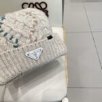 🧢普拉达💰RADA👒 秋冬新款针织毛线帽，超火爆💖质感一流，出街超好搭配！减龄神器 - Image 4
